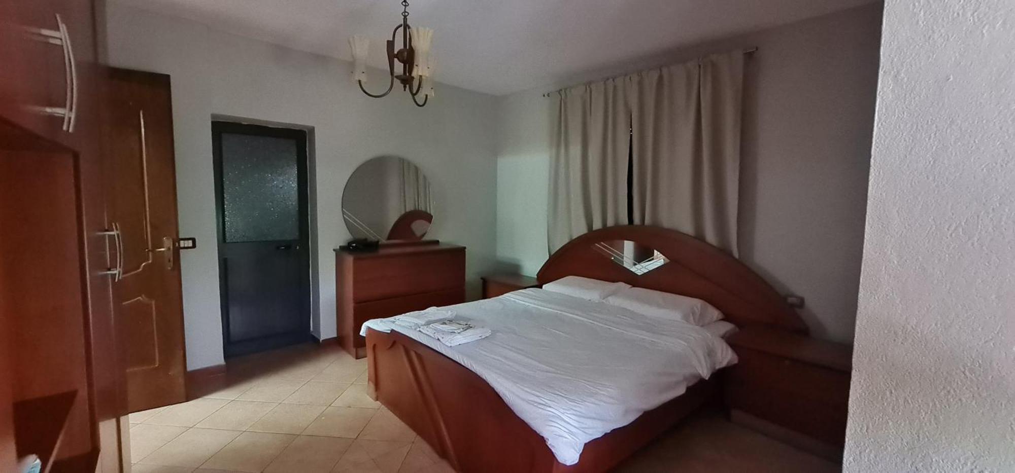 Calmly, Spacious Apartment Next To Usa Embassy ティラナ 部屋 写真